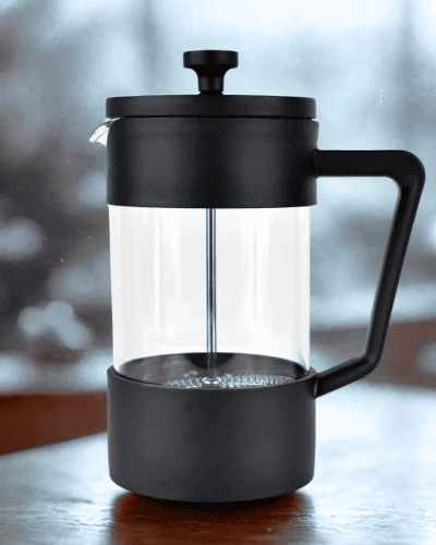 Prensa francesa preparando café en la cocina