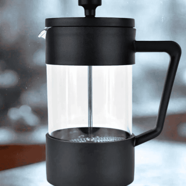Prensa francesa preparando café en la cocina